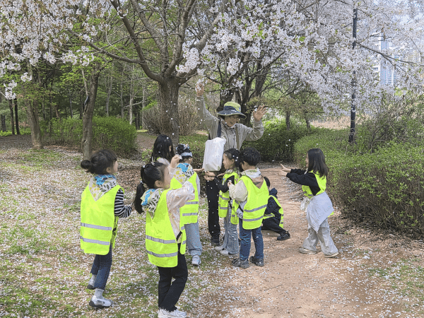 260414 아이들 곁으로 찾아가는 놀이, 지역 거점형  아하 찾아가는 체험 놀이터 운영(경기도교육청북부유아체험교육원)(사진1).gif
