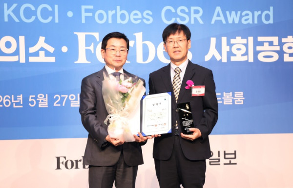 260527 포브스 사회공헌대상 시상식 (2)_김진만 강남구 부구청장(오른쪽).jpg