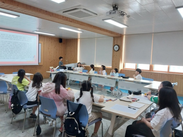 [0826]11.사진자료(동해교육도서관, ‘읽고 쓰고 말하는 독서토론’ 프로그램 성황리에 마무리)(1).jpg