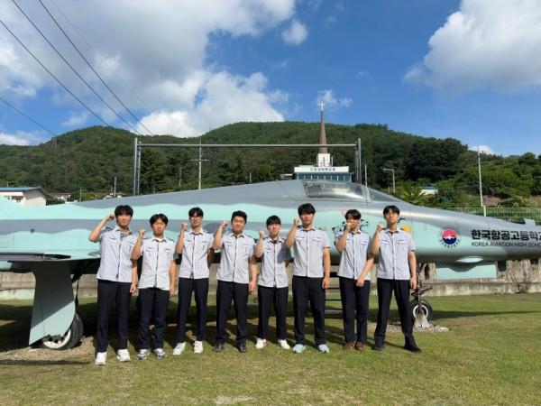 [0827]3.사진자료(한국항공고등학교 3학년 학생 9명, 공군 256기 부사관 최종 합격 쾌거)(1).jpg