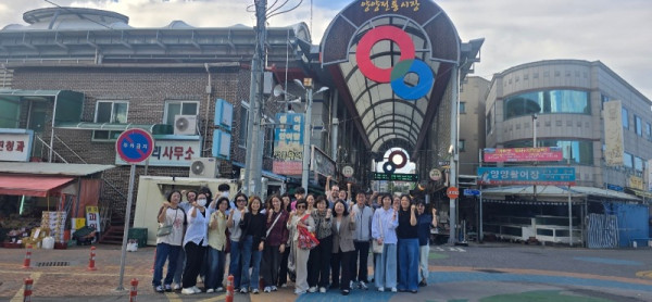 [0918]3.사진자료(국제교육원, 직원 양양 전통시장서 추석 명절 정취 느껴)(1).jpg